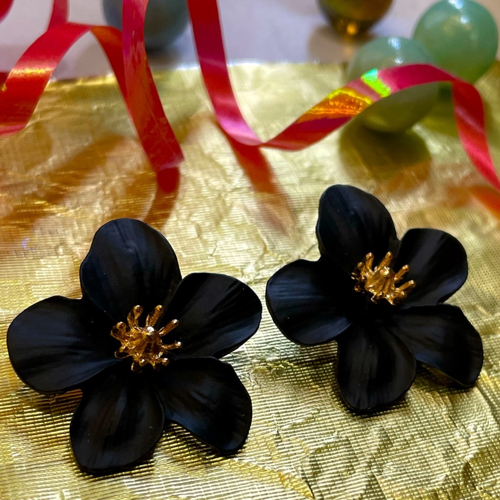 Black Clay flower Earrings - Picture 2 of 4